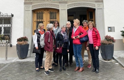 Gruppenfoto vor dem Hotel Blume in Baden