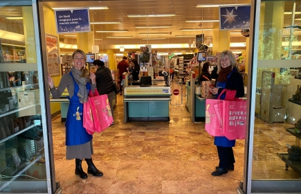 Isabelle Eberhard et Marie Laure Naville à l'entrée de la Migros de Champel.