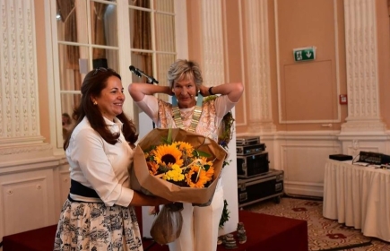 Christine Winkler Unterberg transmet le collier de gouverneur à Isabel Caduff / Image: Valérie Poteau