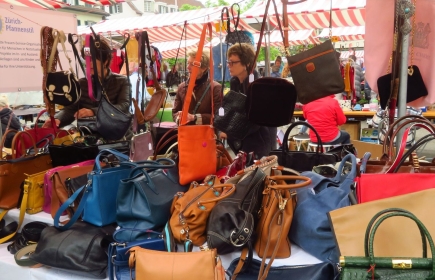 Stand mit Handtaschen am Flohmarkt in Uster