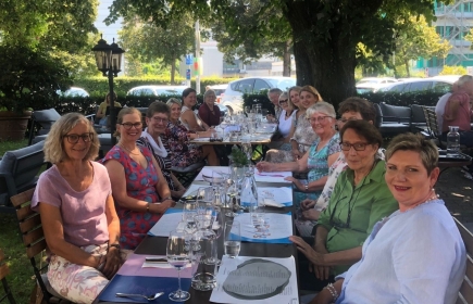 "PLAUDERLUNCH UNTER DEN BÄUMEN"